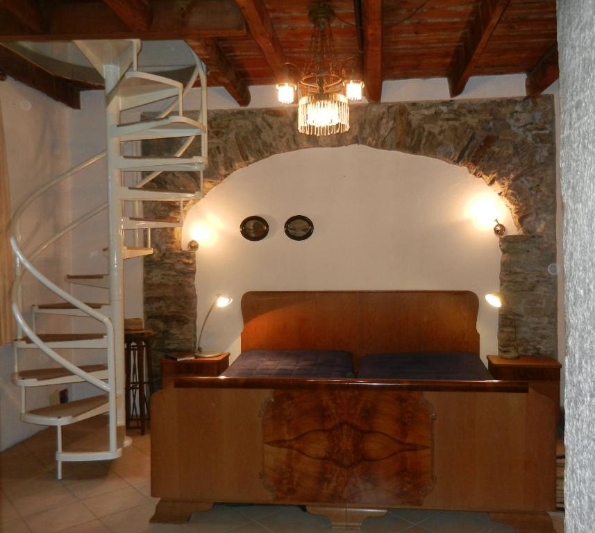 ギッファにあるCharmantes Pfarrhaus mit Seeblick und Gartenのソファと螺旋階段のある部屋