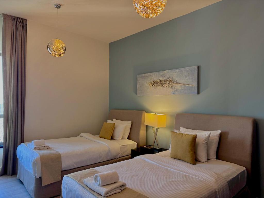 Postel nebo postele na pokoji v ubytování 3BR Apartment With Gorgeous Marina View on JBR Beach near Mall, Metro & Dubai Eye- By Sunkissed Holiday Homes