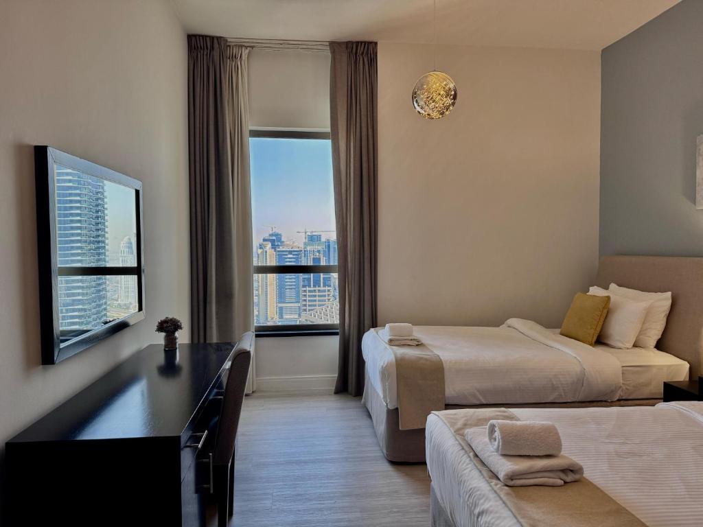 Postel nebo postele na pokoji v ubytování 3BR Apartment With Gorgeous Marina View on JBR Beach near Mall, Metro & Dubai Eye- By Sunkissed Holiday Homes