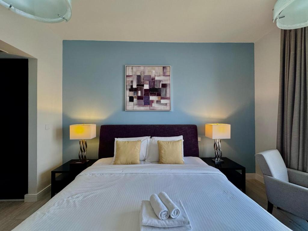 Postel nebo postele na pokoji v ubytování 3BR Apartment With Gorgeous Marina View on JBR Beach near Mall, Metro & Dubai Eye- By Sunkissed Holiday Homes
