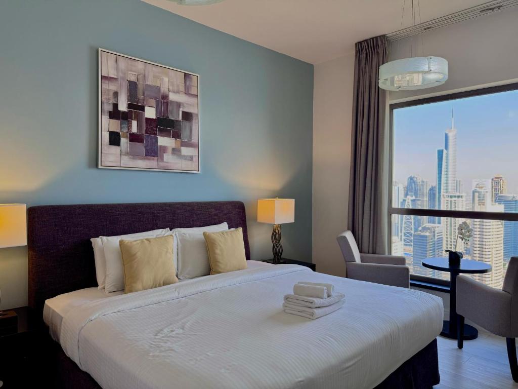 Postel nebo postele na pokoji v ubytování 3BR Apartment With Gorgeous Marina View on JBR Beach near Mall, Metro & Dubai Eye- By Sunkissed Holiday Homes