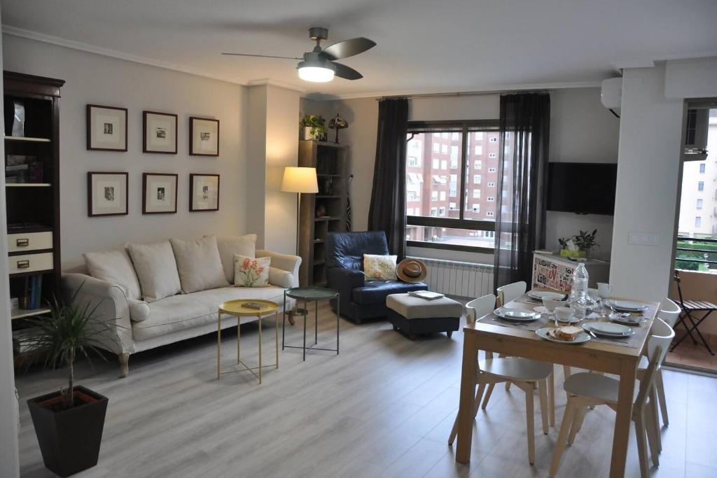 a living room with a couch and a table at Apto La Estambrera I I Wifi y Aire Acondicionado in Logroño