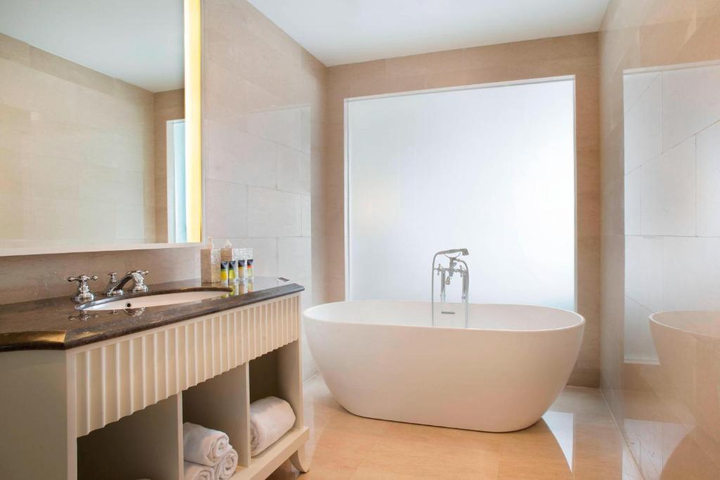 Phòng tắm tại Four Points by Sheraton Bandung