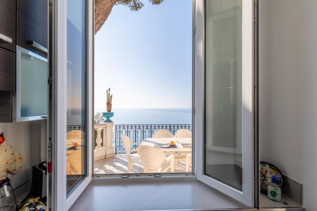 Cette chambre dispose d'un balcon offrant une vue sur l'océan. dans l'établissement Les Floralies, large 3-room, sea and Monaco view, à Roquebrune-Cap-Martin