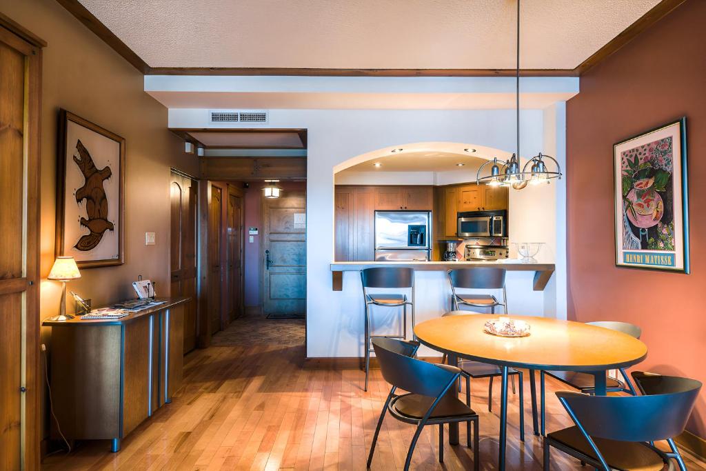 Kuchyň nebo kuchyňský kout v ubytování Luxurious Equinoxe Ski-in/Ski-out