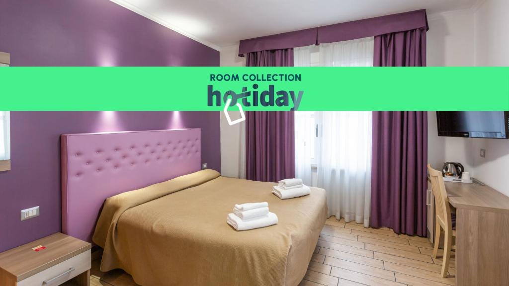 Una habitación con una cama con dos toallas encima. en HOTIDAY Room Collection - Roma Barberini, en Roma