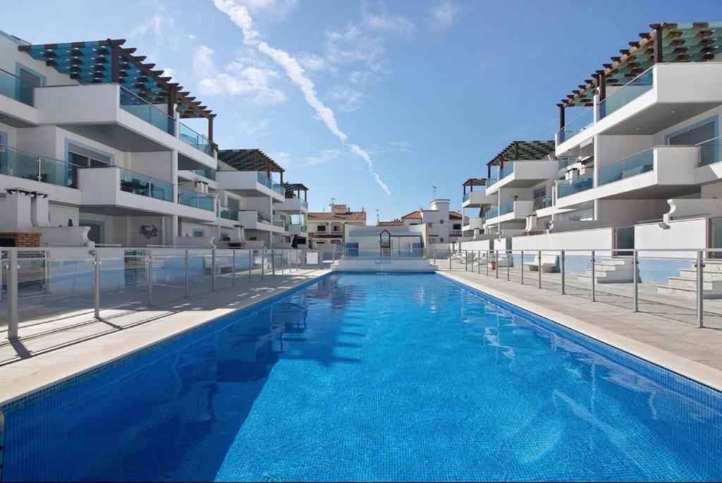 Piscina de la sau aproape de Numar Residence A E