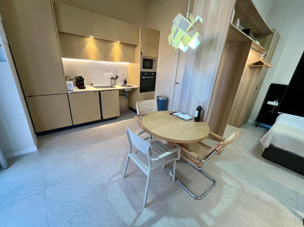 una stanza con tavolo, sedie e cucina di Osito Hub - Campoamor a Valencia