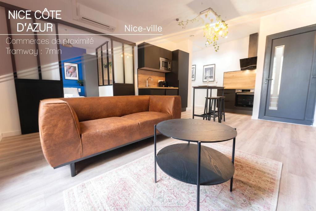 Nice Centre - Loft - Balnéo 1 في نيس: غرفة معيشة مع أريكة وطاولة