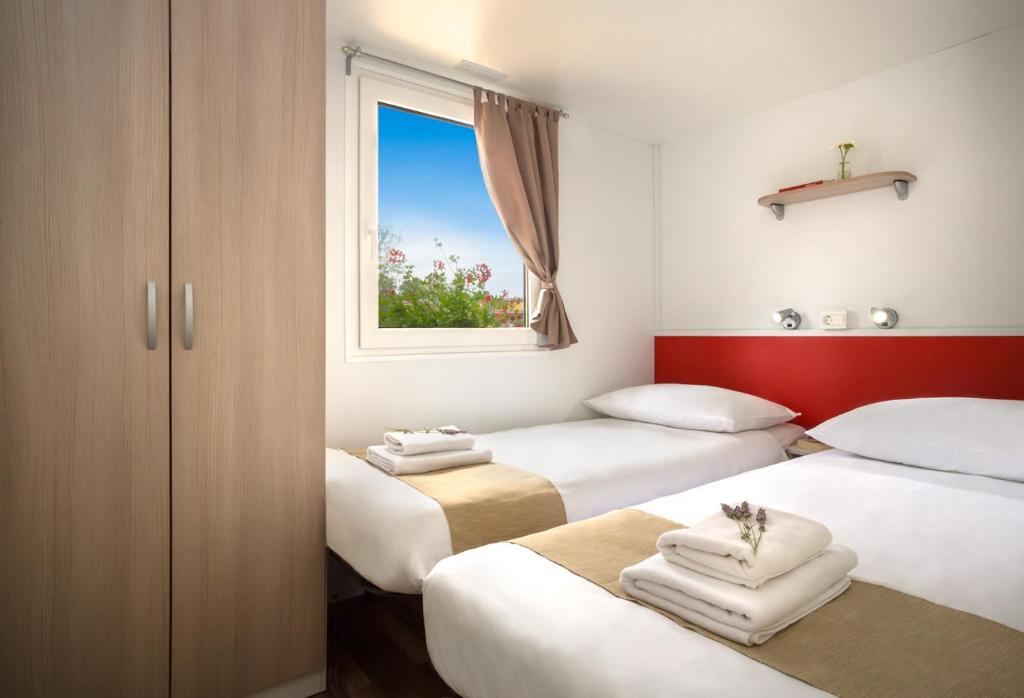 Łóżko lub łóżka w pokoju w obiekcie Aminess Planet Camping Holiday Homes Maravea