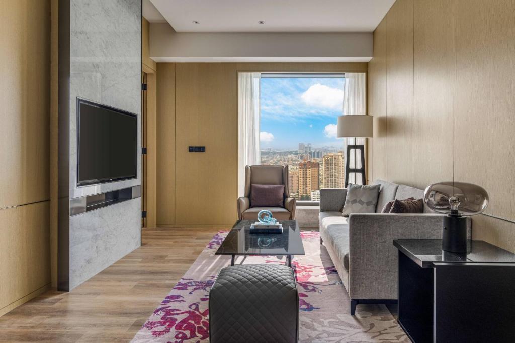 TV a/nebo společenská místnost v ubytování Kaohsiung Marriott Hotel