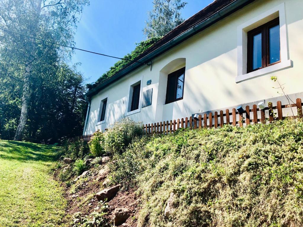 ein Haus mit einem Zaun an der Seite in der Unterkunft Star Gazers Cottage in Martínkovice