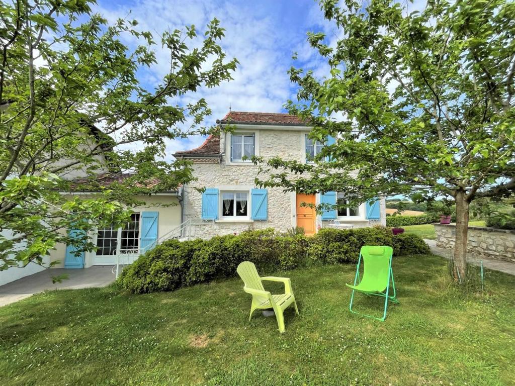 two chairs in the yard of a house at Lassegues in Castetner