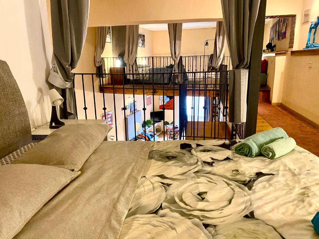 A bed or beds in a room at Sakè Loft