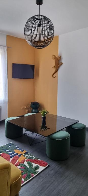 un oiseau volant au-dessus d'une table en verre dans un salon dans l'établissement Coeur de ville, à Sète