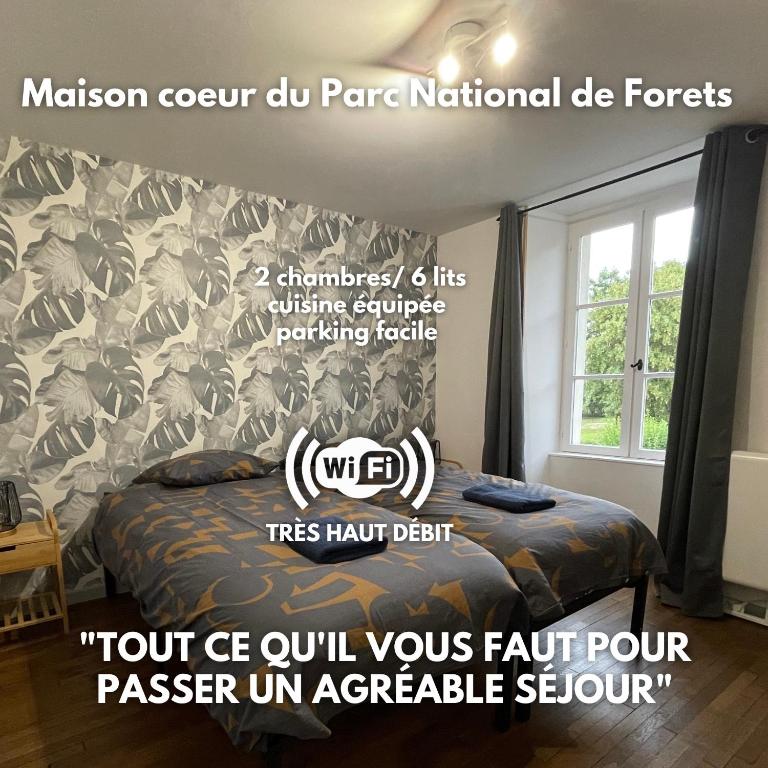 - une chambre avec un lit orné d'une fresque murale dans l'établissement LE GITE DES 2 FRERES, à Arc-en-Barrois