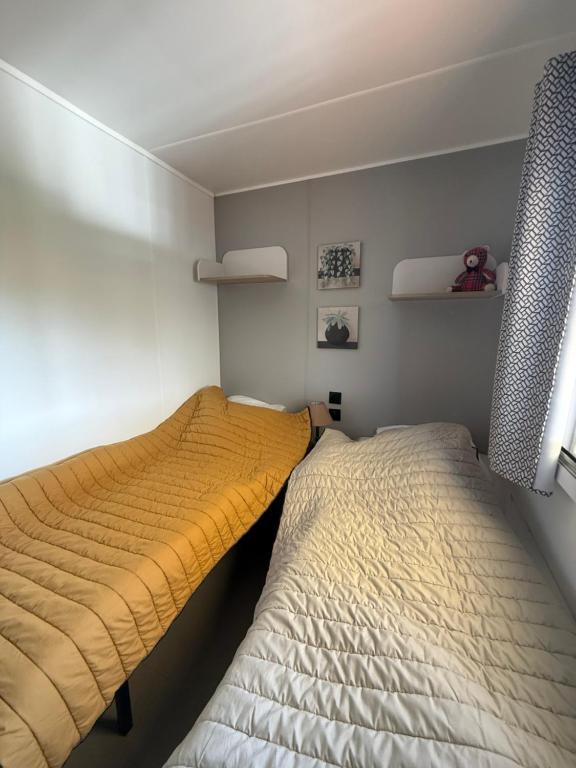 Postel nebo postele na pokoji v ubytování Camping Le clos Savoye