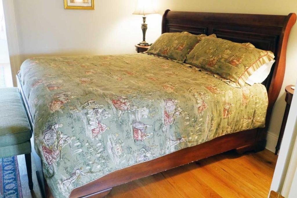 Compass Rose Inn - 