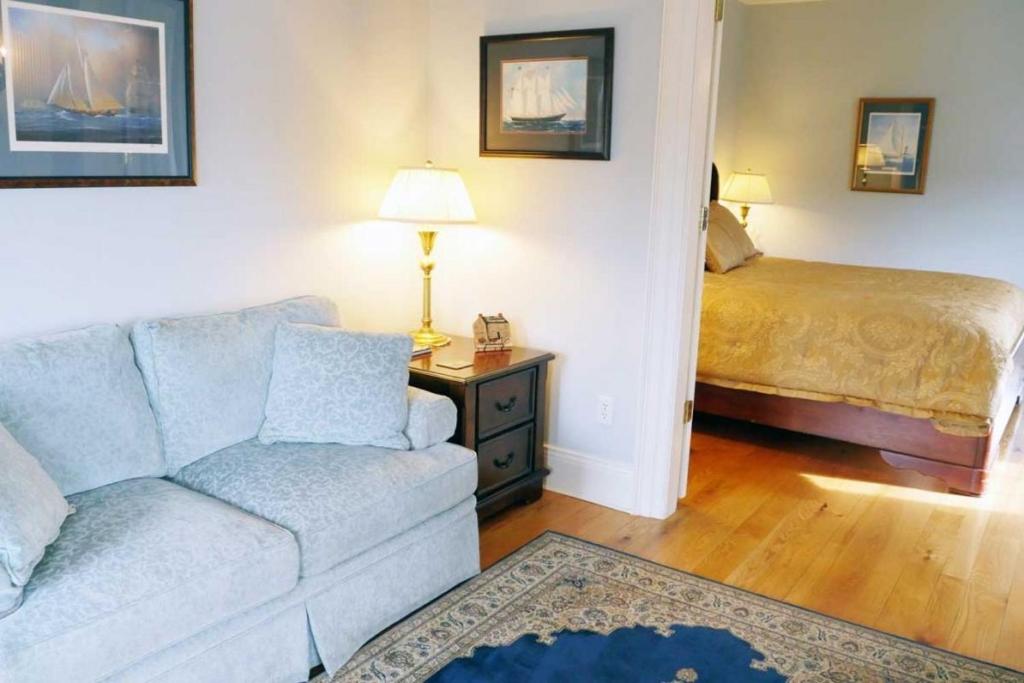 Compass Rose Inn - 