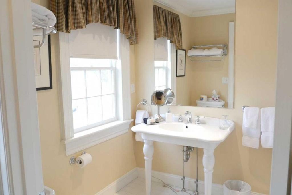 Compass Rose Inn - King Suite - 4