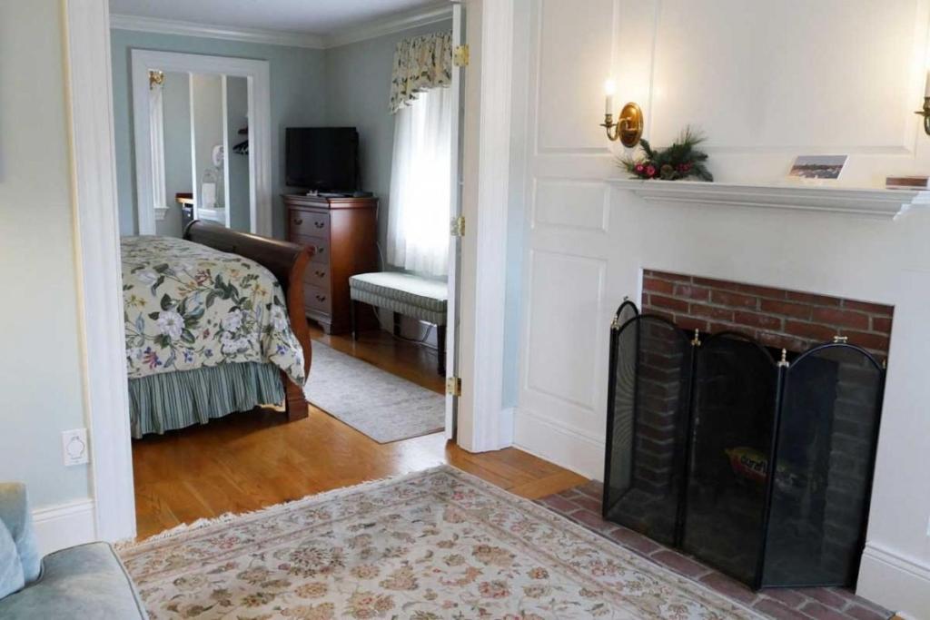 Compass Rose Inn - 