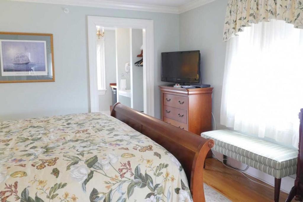 Compass Rose Inn - King Suite - 5