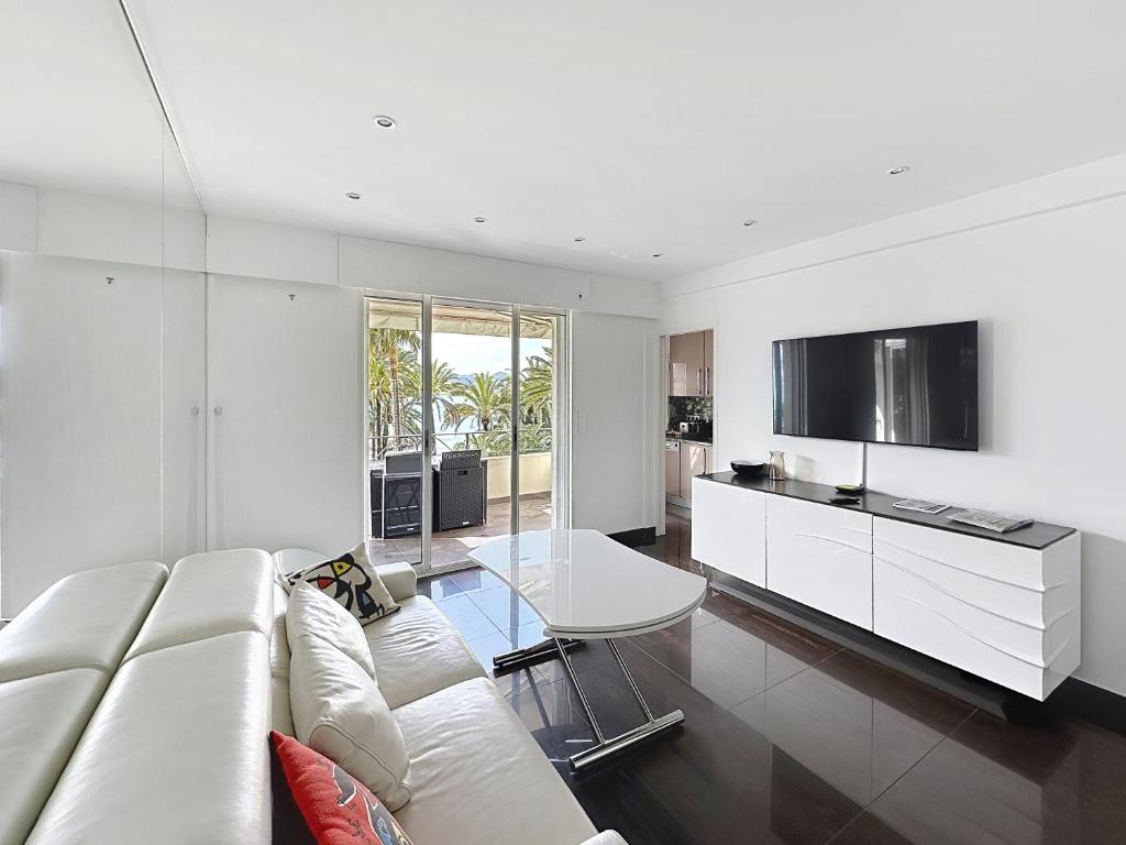 un salon blanc avec un canapé blanc et une table dans l'établissement One bedroom apartment on La Croisette - Sea view, à Cannes