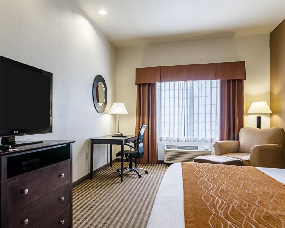 Comfort Inn & Suites Lawrence - University Area - Queen Room With Two Queen Beds - Non-Smoking