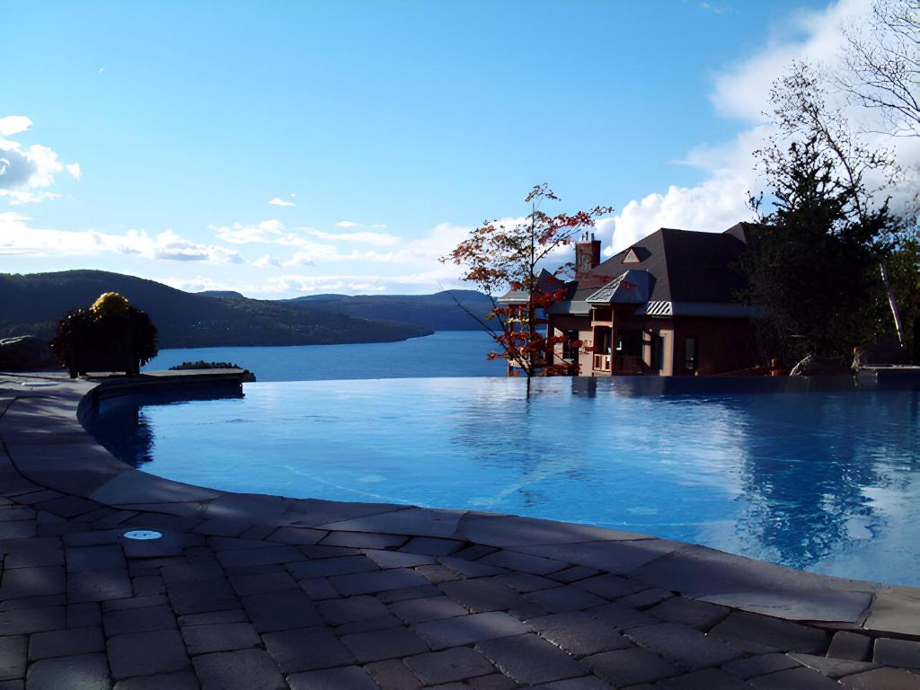 Bazén v ubytování Luxurious Equinoxe Ski-in/Ski-out nebo v jeho okolí