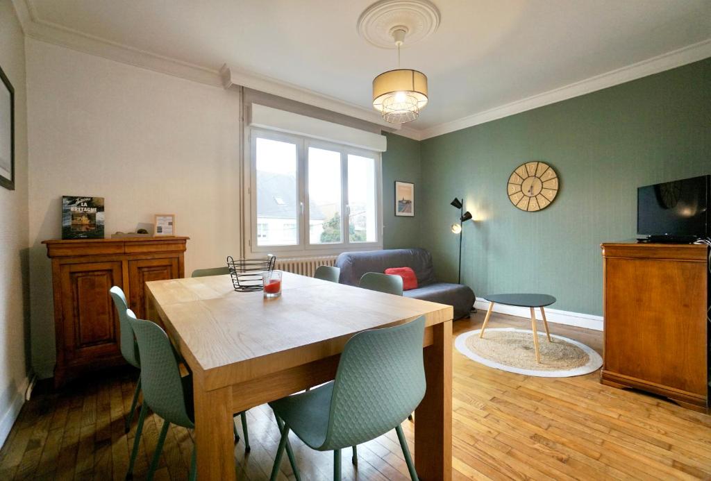 un salon avec une table et des chaises en bois dans l'établissement La Baie, à Concarneau