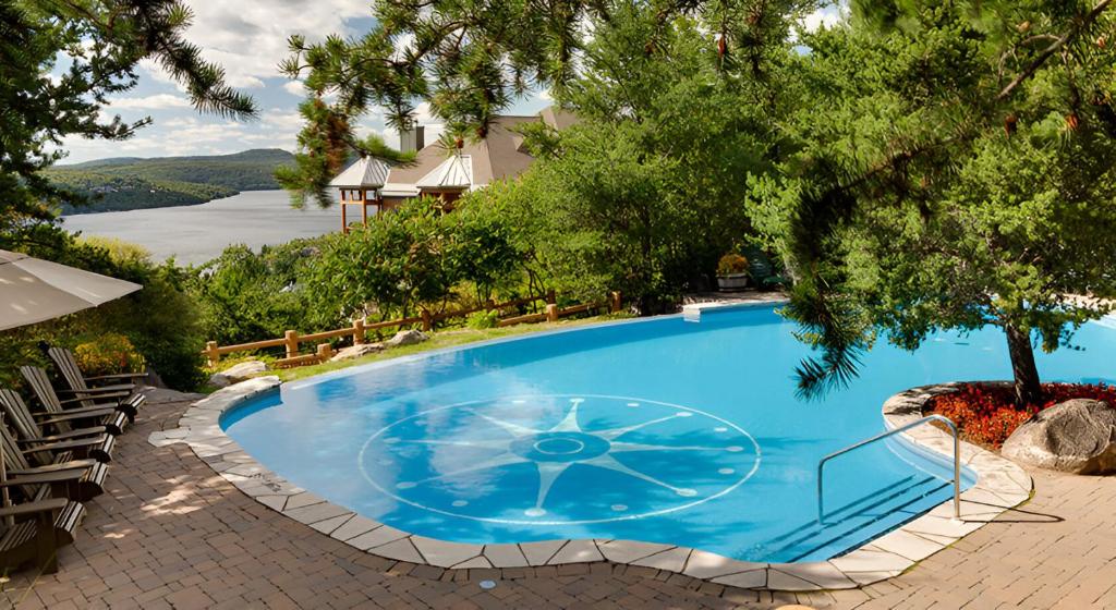 Bazén v ubytování Luxurious Equinoxe Ski-in/Ski-out nebo v jeho okolí