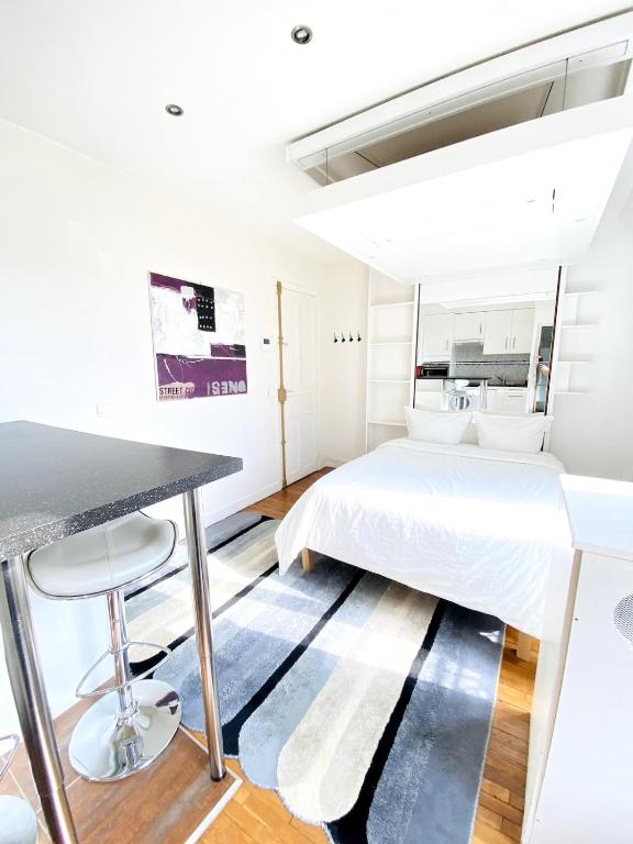 Posteľ alebo postele v izbe v ubytovaní Paris Eiffel Studio