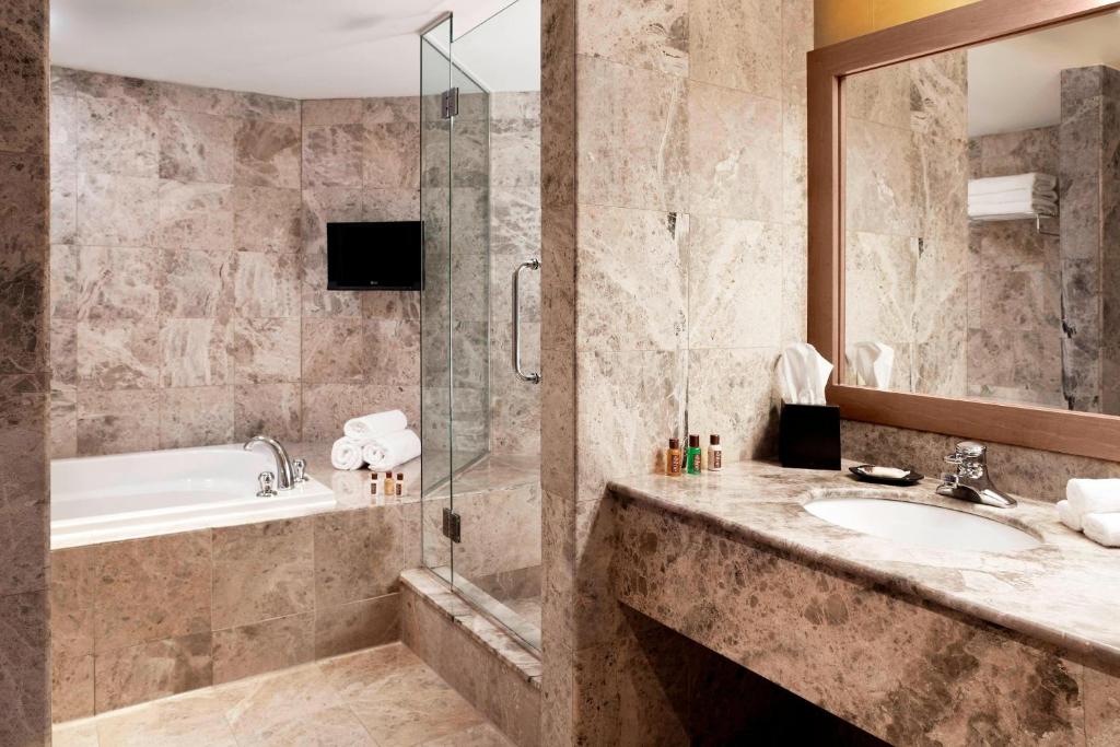 Koupelna v ubytování Sheraton Laval Hotel
