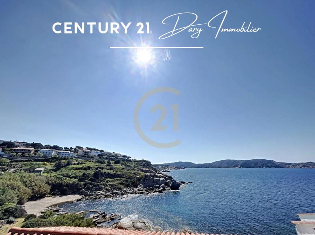 une vue sur une grande étendue d'eau dans l'établissement Calvi T3 en triplex dans résidence avec piscine, à Calvi