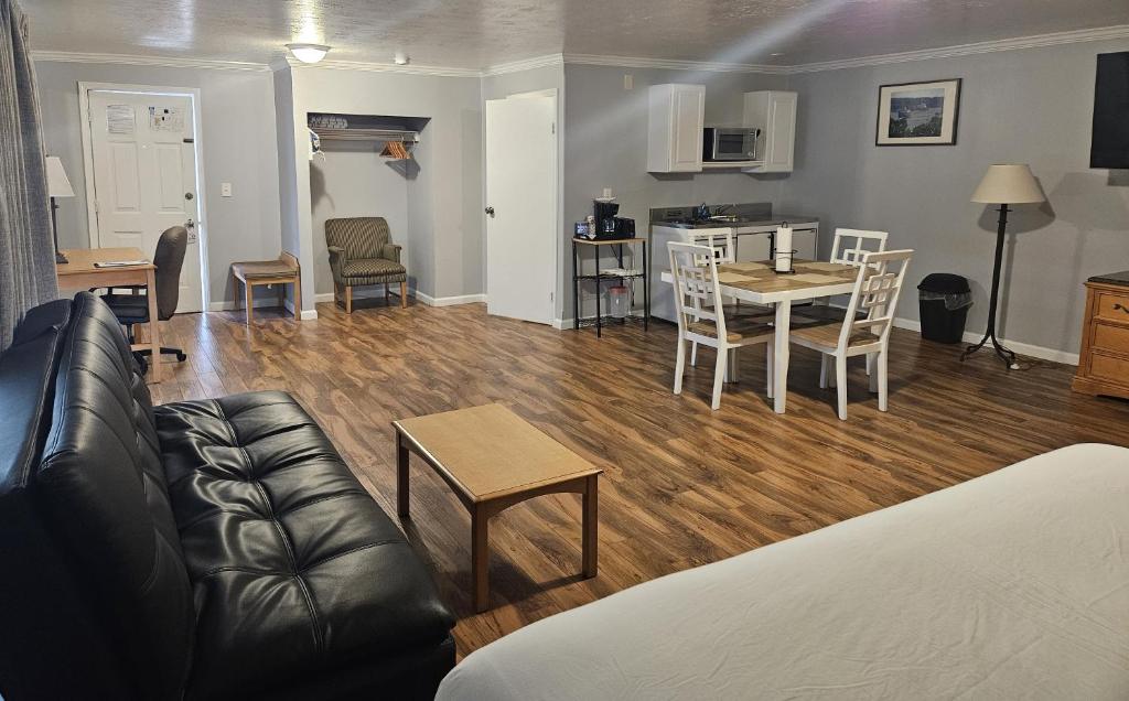 Posezení v ubytování Captain's Inn and Suites