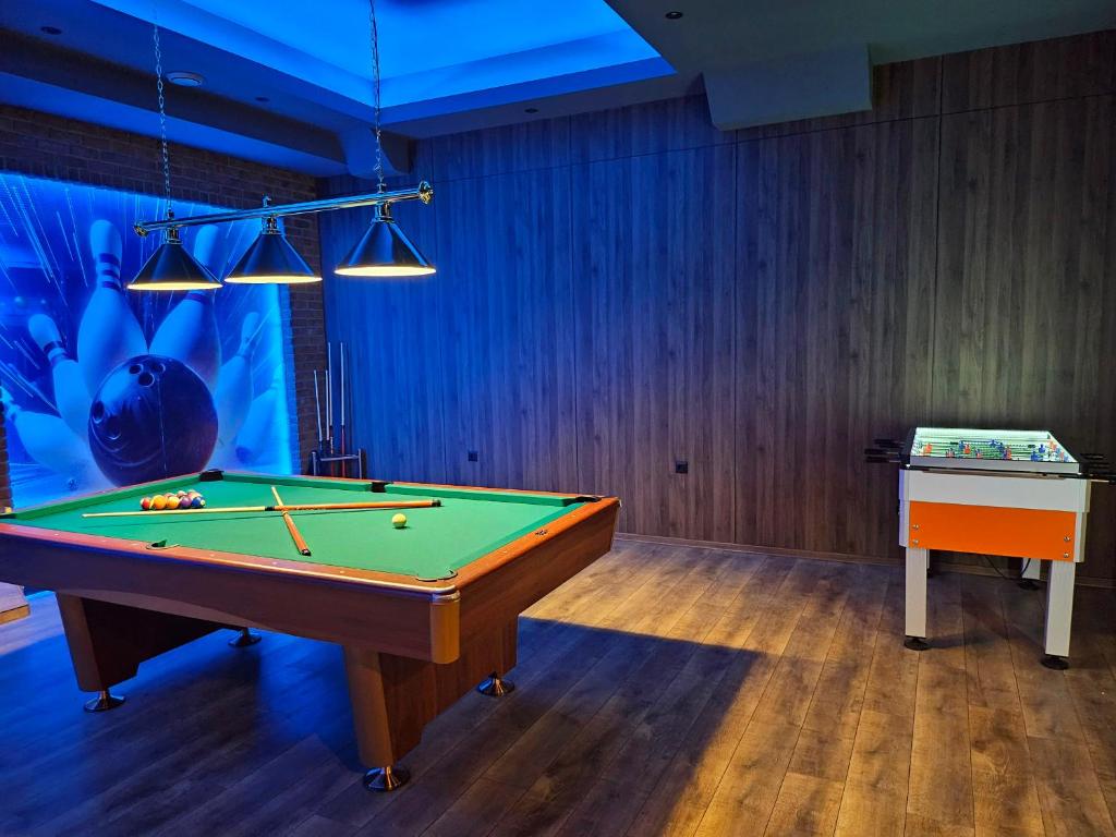 Biliár nebo kulečník v ubytování Glorius Hotel