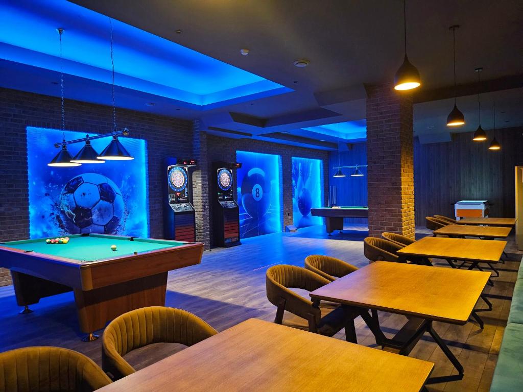 Biliár nebo kulečník v ubytování Glorius Hotel