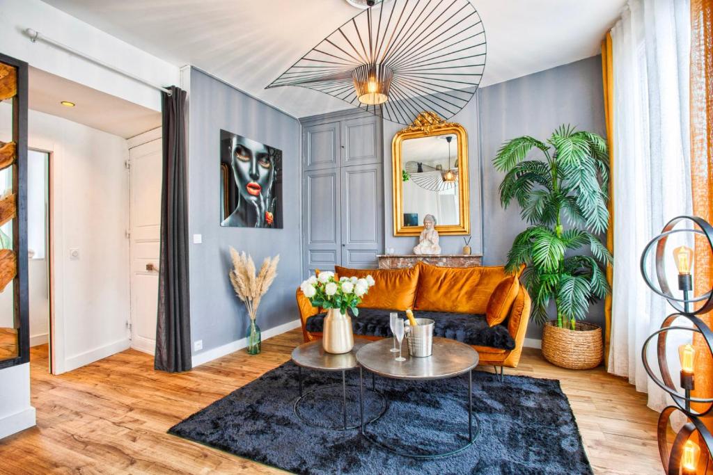 un salon avec un canapé et une table dans l'établissement La Môme — Parking, quartier historique & animé, à Caen