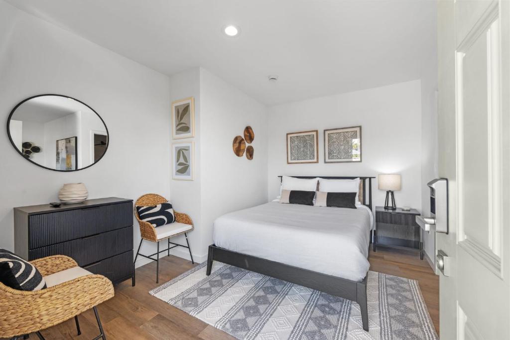 Postel nebo postele na pokoji v ubytování South O Bungalow 9 - Deluxe Work and Stay Queen Studio + Patio