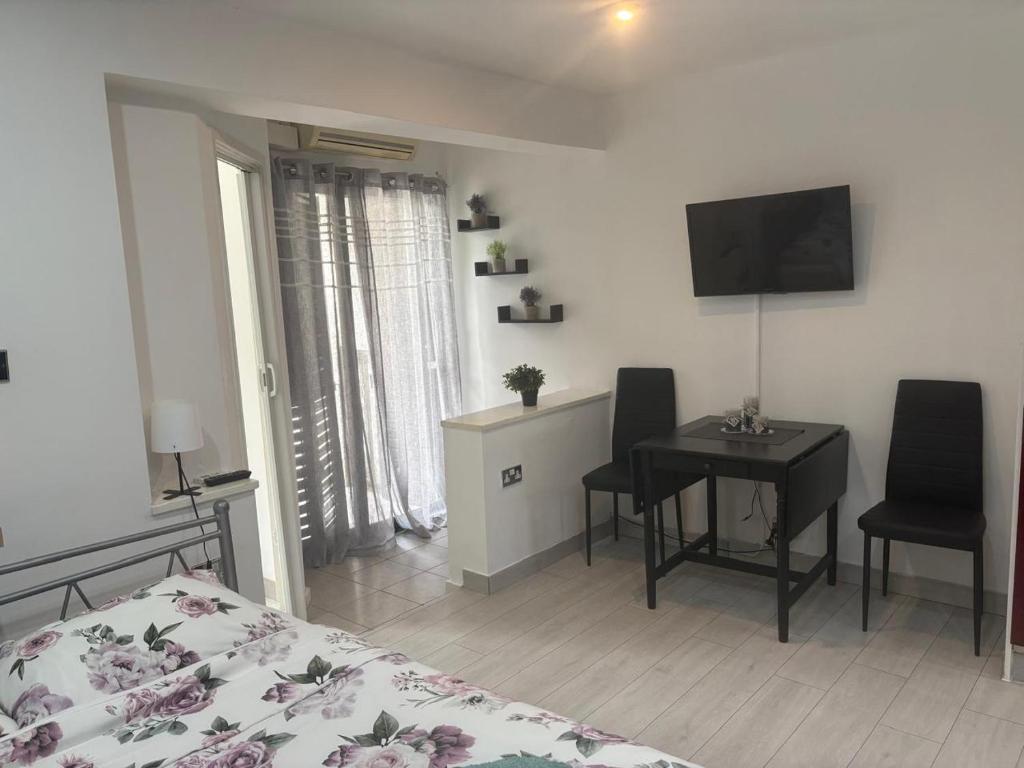 Theodoros Apt.22