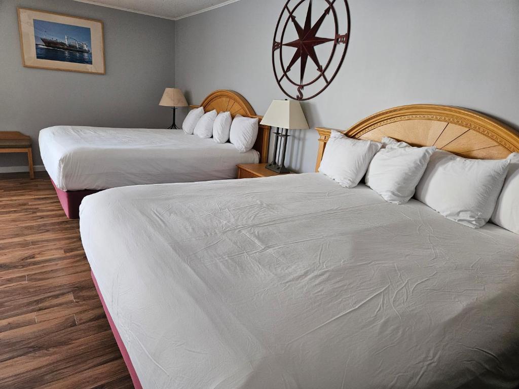 Postel nebo postele na pokoji v ubytování Captain's Inn and Suites