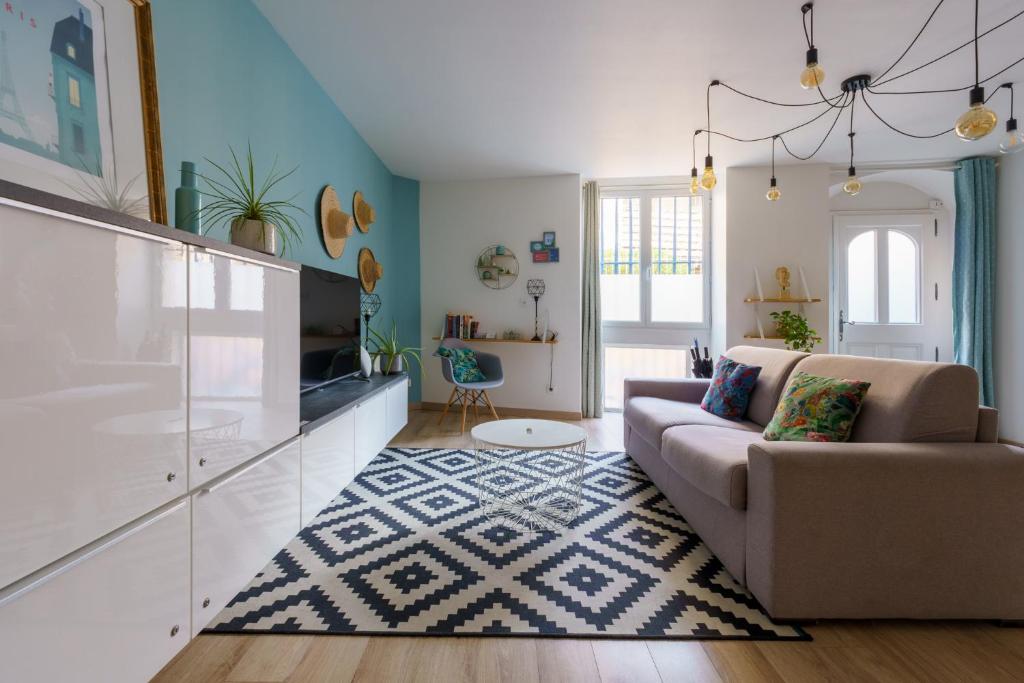 un salon avec un canapé et un tapis dans l'établissement La Maison de Valentine, à Bordeaux