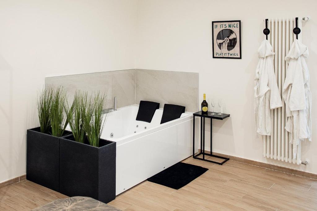 Rehouse - Luxury Suite w Jacuzzi