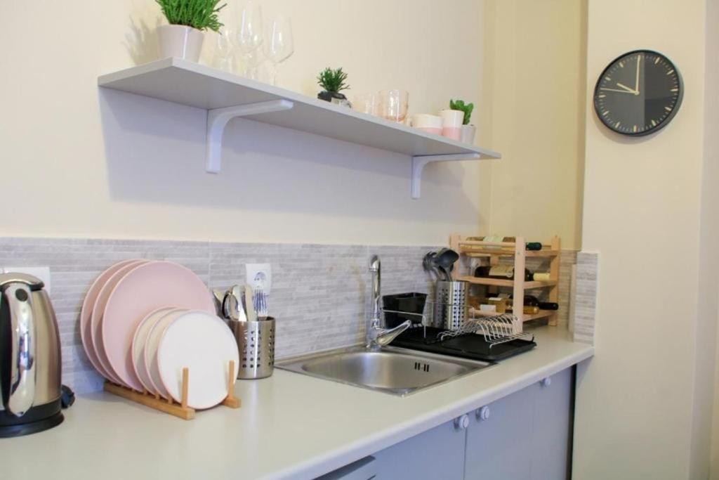 blat kuchenny ze zlewem i zegarem w obiekcie Monastiraki 309 SuperHost Hub w Atenach
