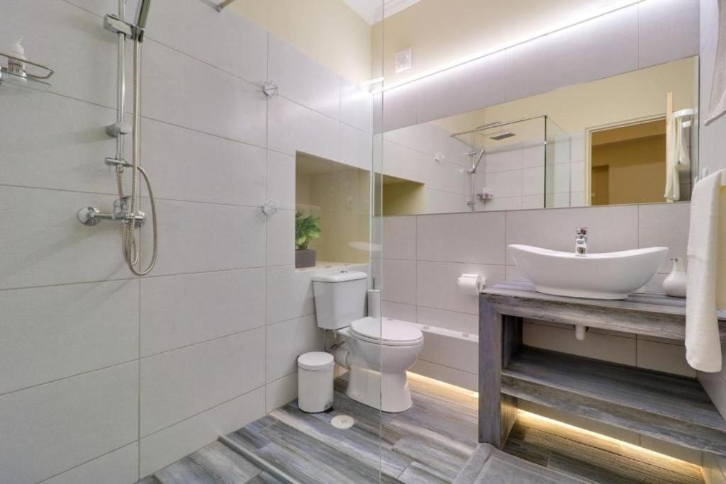 biała łazienka z umywalką i toaletą w obiekcie Monastiraki 309 SuperHost Hub w Atenach