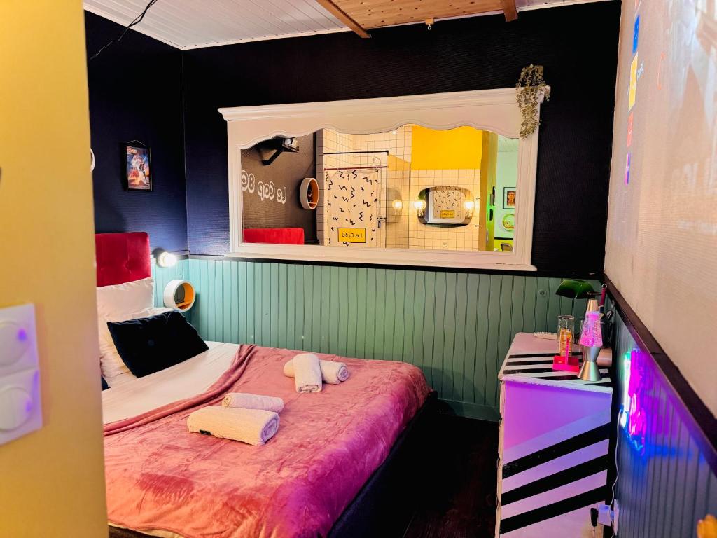 Un dormitorio pequeño con una cama y un espejo. en Le Cap 80 , La suite des nostalgiques chez Ivona Vacances, en Gujan-Mestras