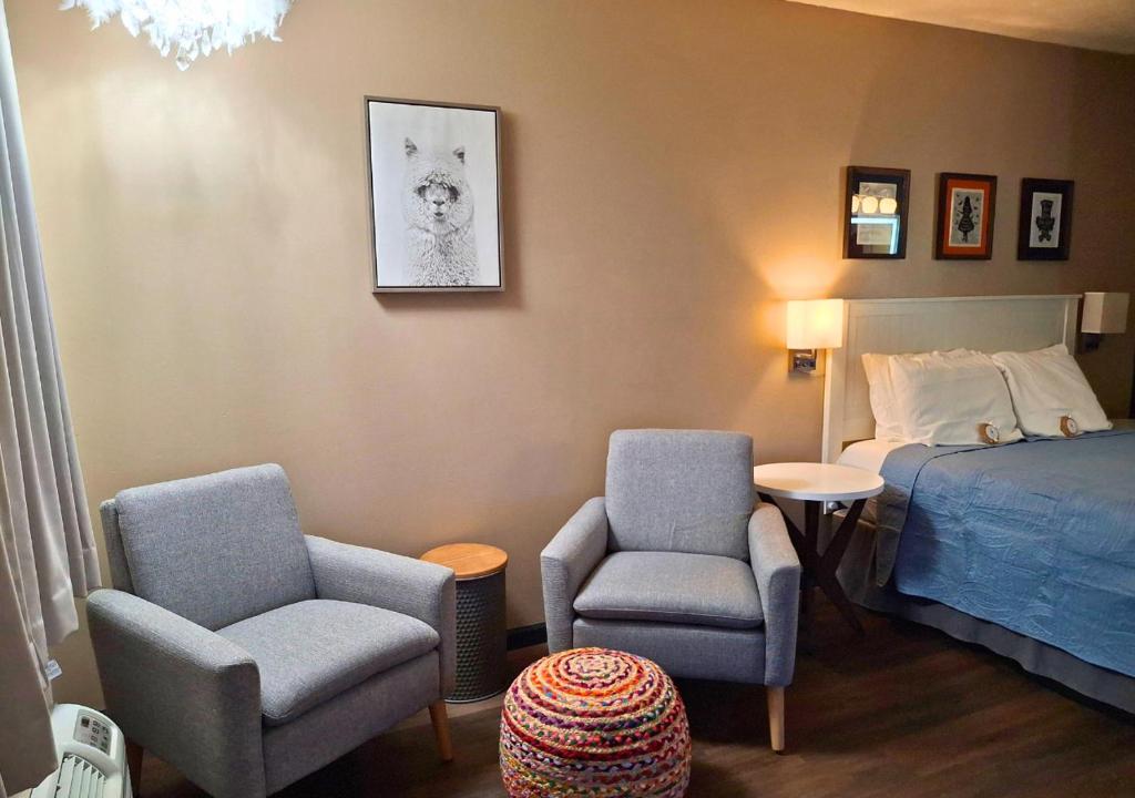 Letto o letti in una camera di Shady Acre Inn and Suites