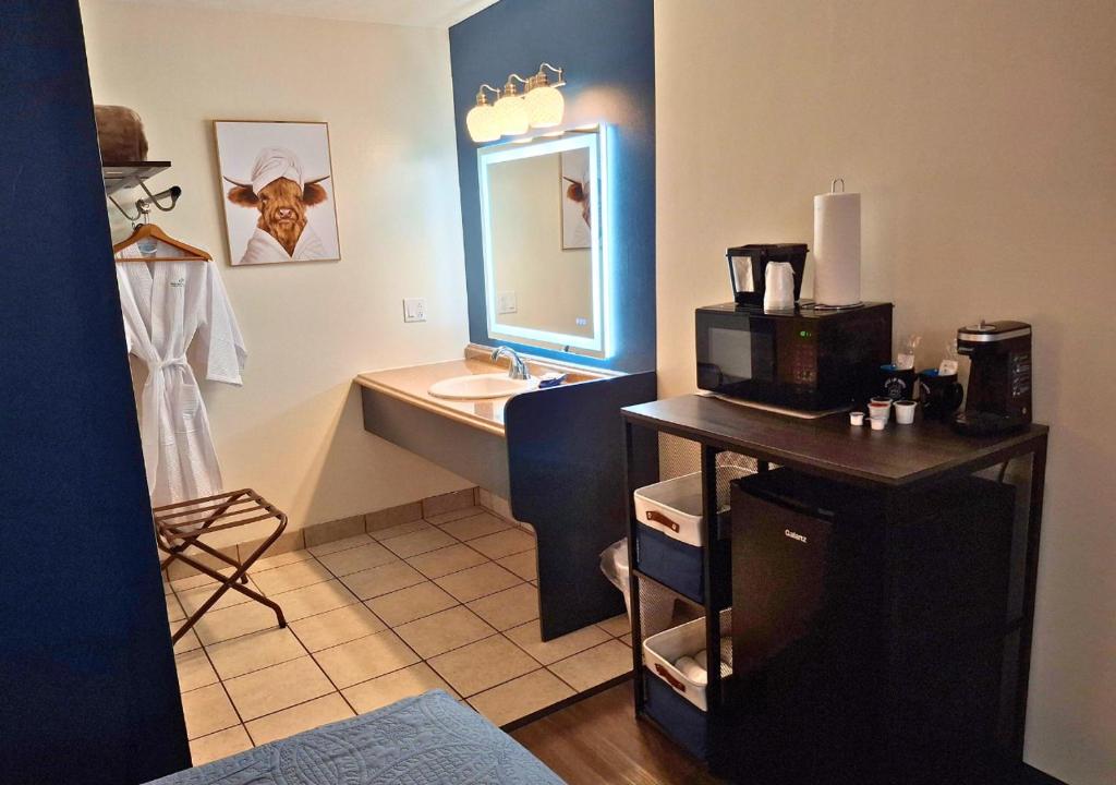 un piccolo bagno con lavandino e lavandino di Shady Acre Inn and Suites a Branson West