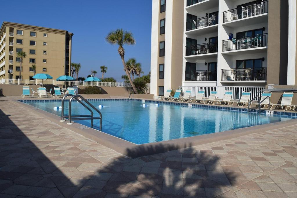 una piscina frente a un edificio de apartamentos en Emerald Isle 105 by Alicia Hollis Rentals, en Fort Walton Beach