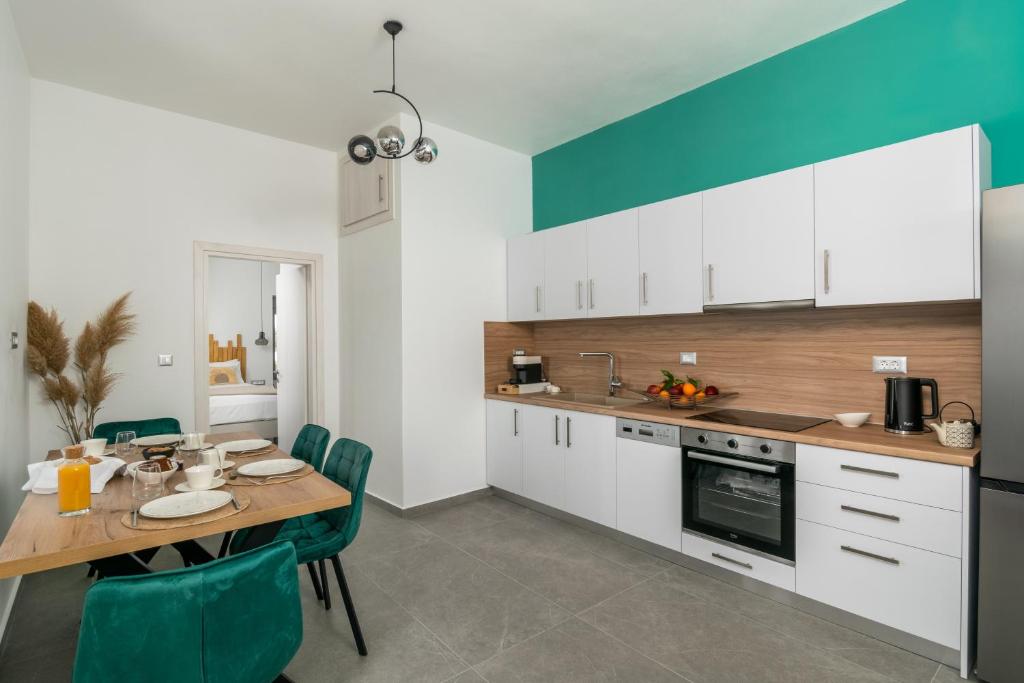 Kuchyň nebo kuchyňský kout v ubytování Almyra House